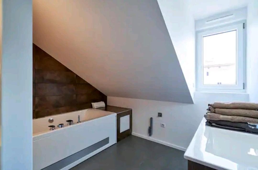 Ferienwohnung Loft Neuf Avec Bain Jacuzzi Et Terrasse Colmar Exterior foto